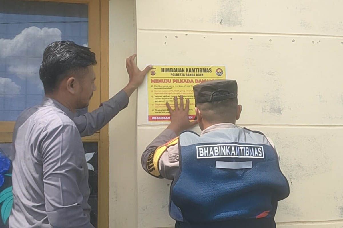 Polisi pasang stiker imbauan kamtibmas menuju Pilkada damai