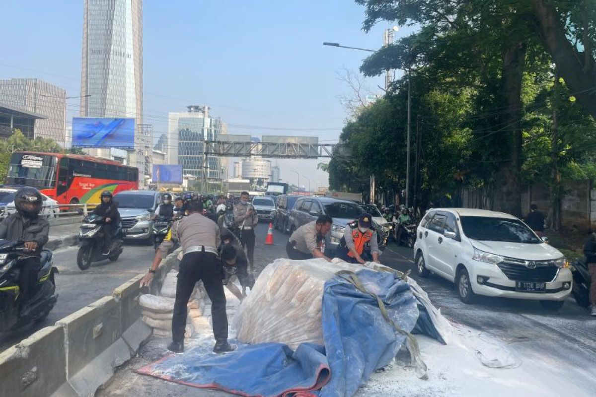 Jalan Gatot Subroto alami kepadatan imbas truk tabrak separator busway