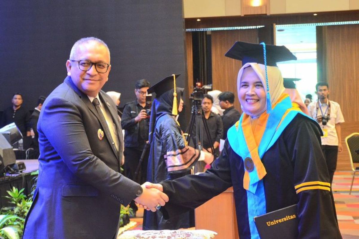 Hadiri Wisuda UT Padang, Pj Wako Andree Algamar Dorong Lulusan Berperan Aktif dalam Masyarakat