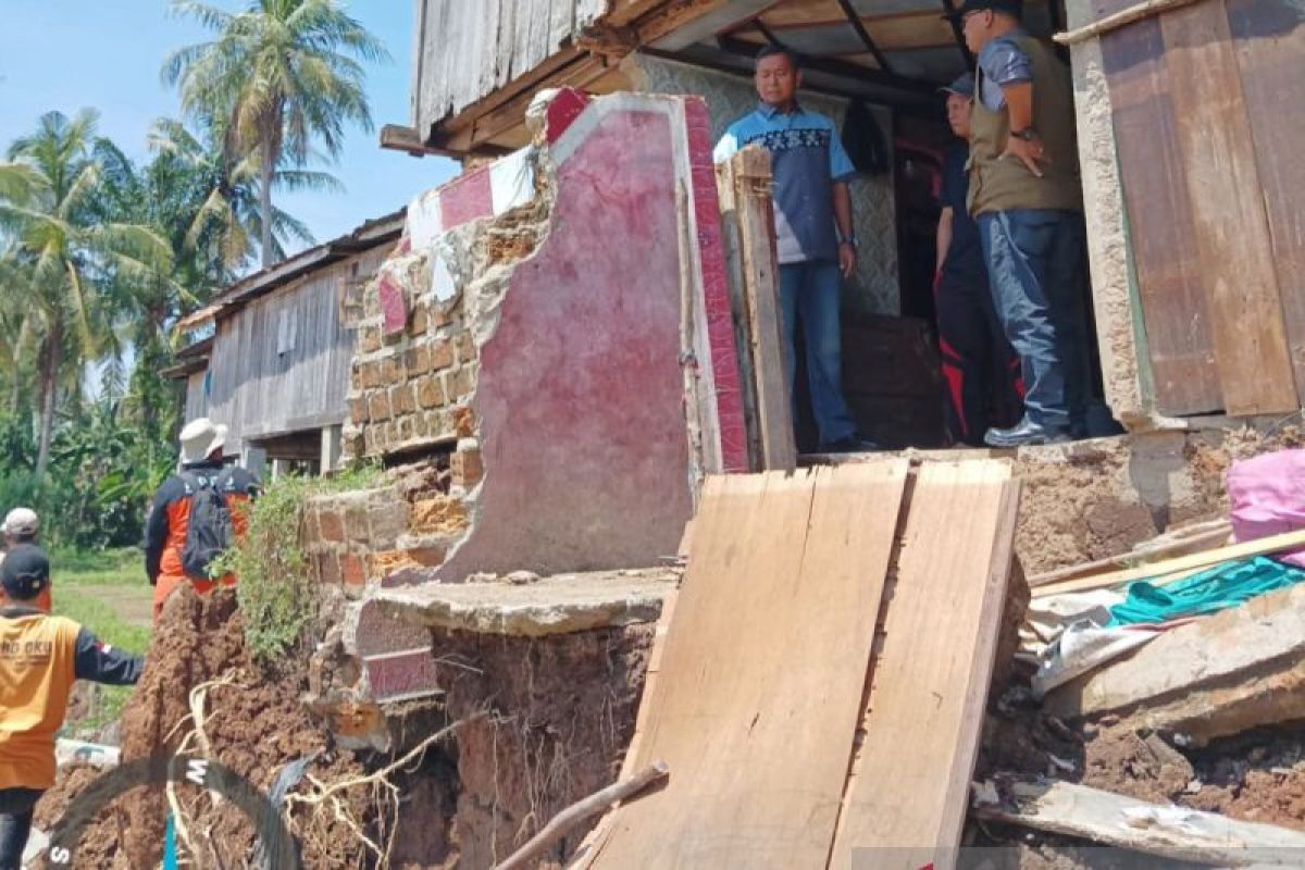 Hujan deras semalam, ada rumah di Ogan Komering Ulu longsor ke sungai