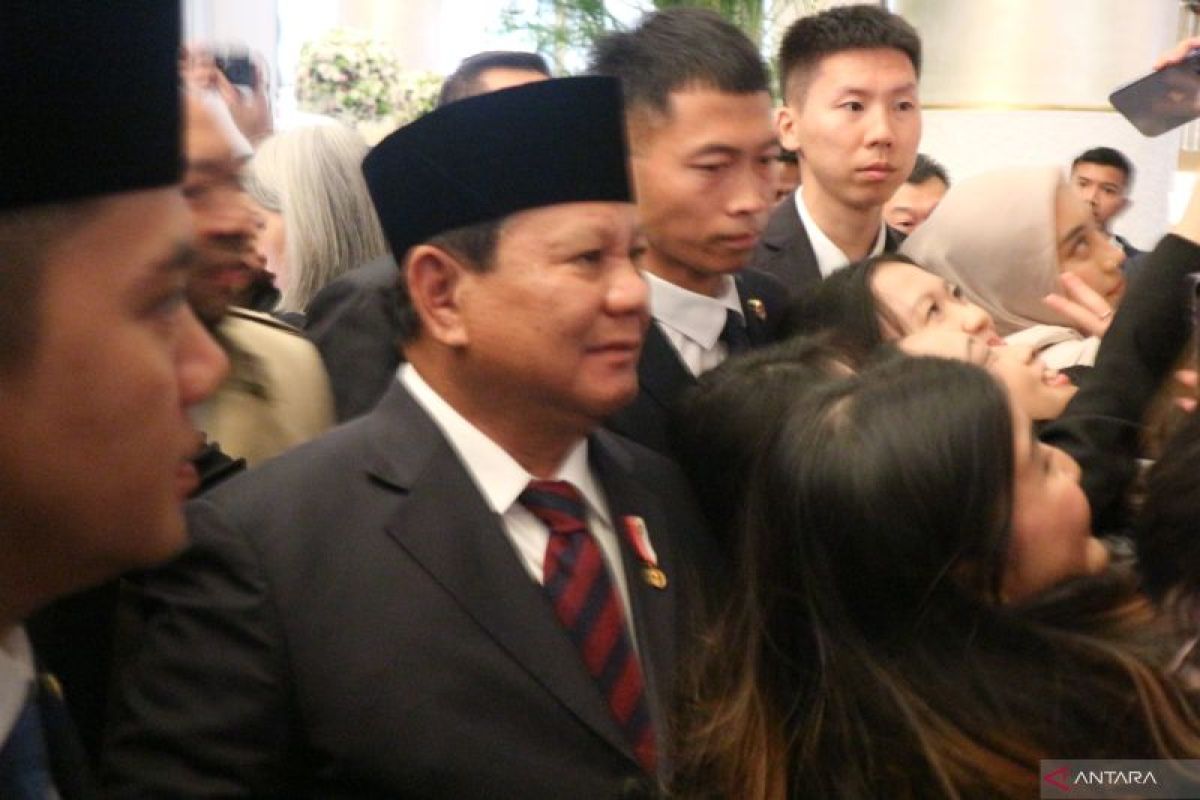 President Prabowo welcomed by Indonesians on China visit