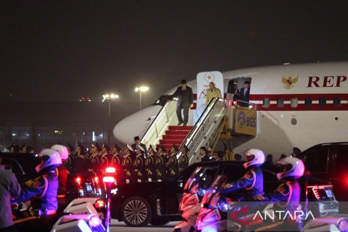 Presiden Prabowo tiba di Beijing untuk kunjungan kenegaraan perdana