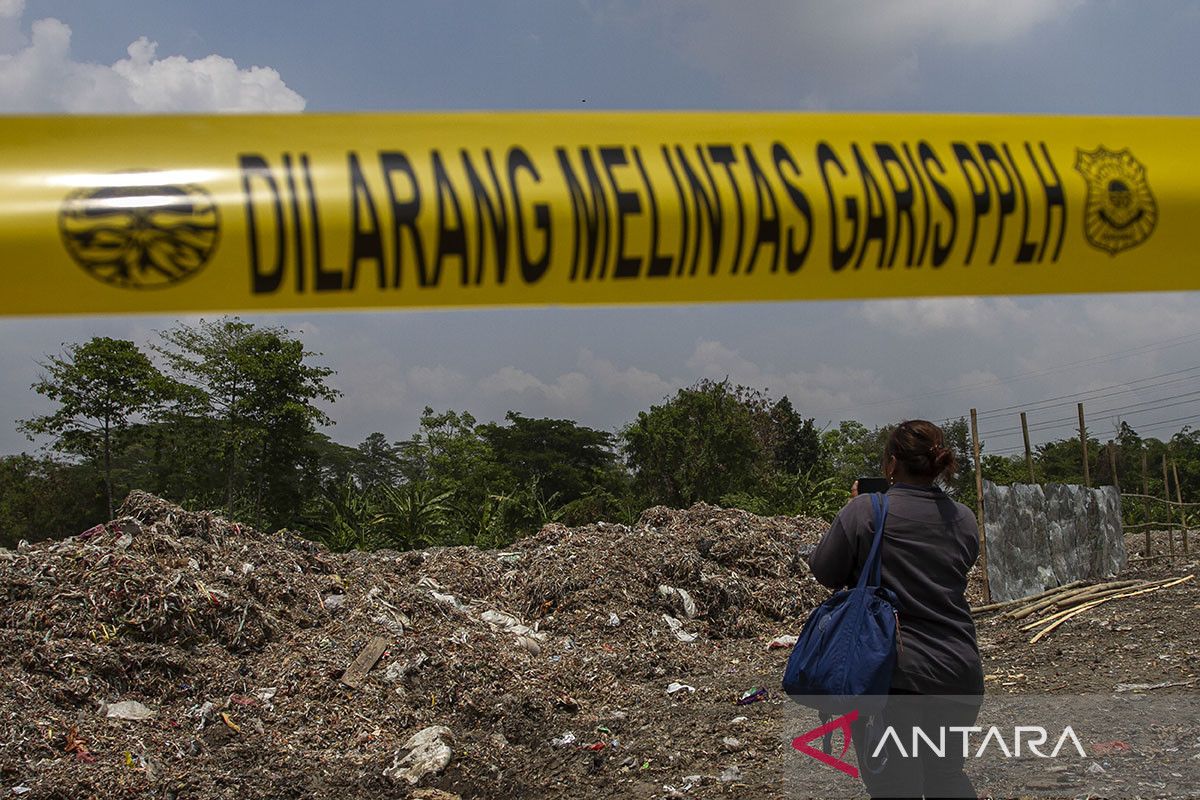 Penyegelan tempat pembuangan limbah pabrik kertas ilegal