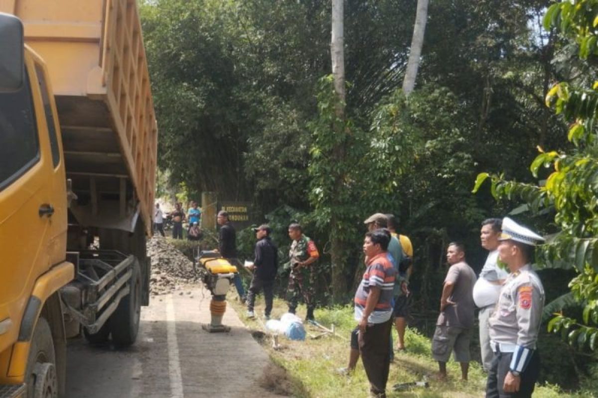 Ruas jalan putus, begini upaya Polres Simalungun lancarkan aktivitas warga