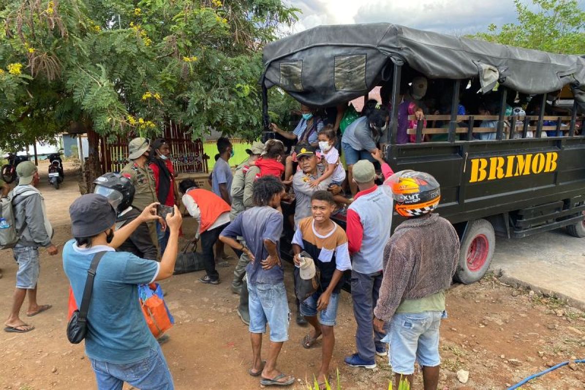 Personel Brimob Polda NTT evakuasi korban terdampak erupsi Lewotobi