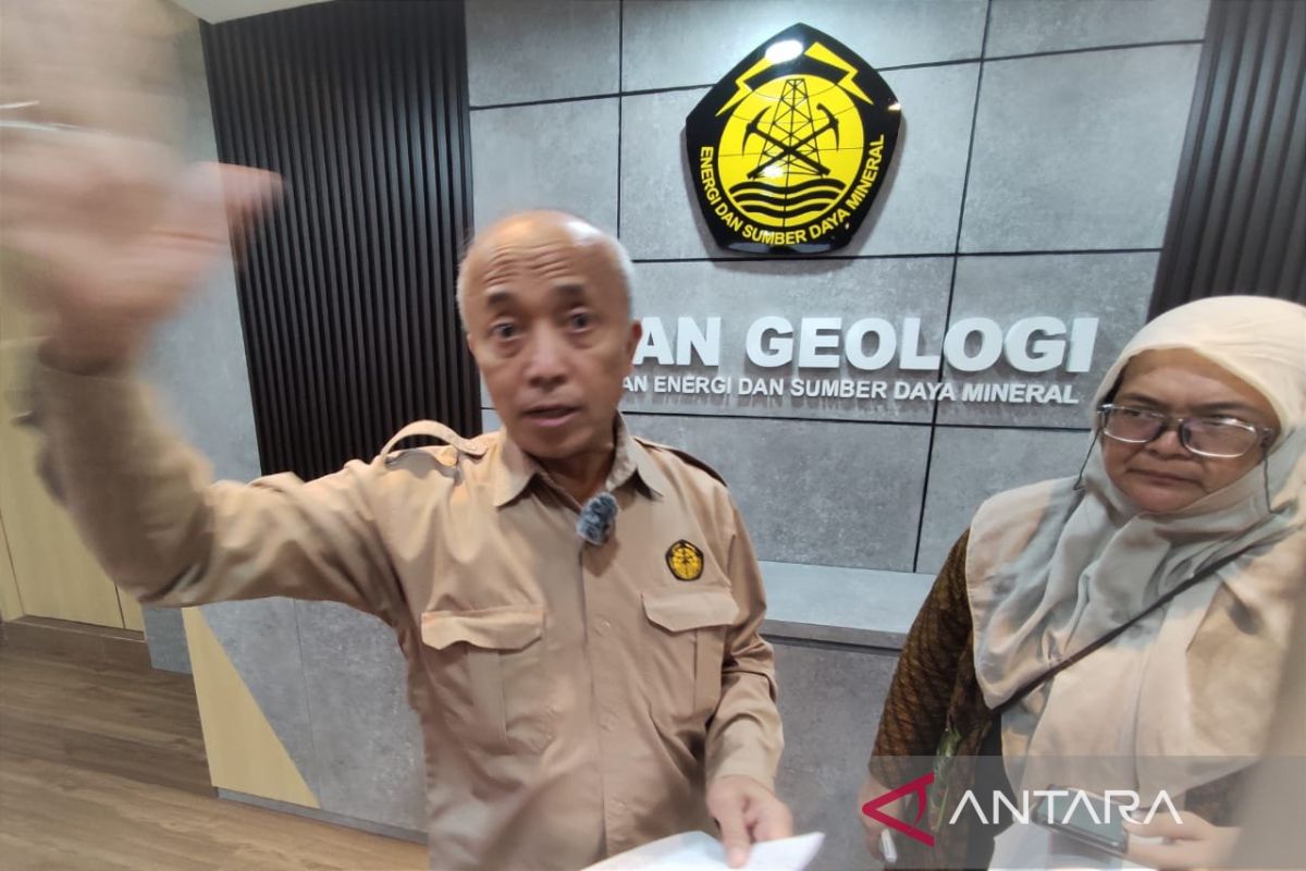 Awan  panas erupsi Lewotobi masih membahayakan keselamatan penerbangan