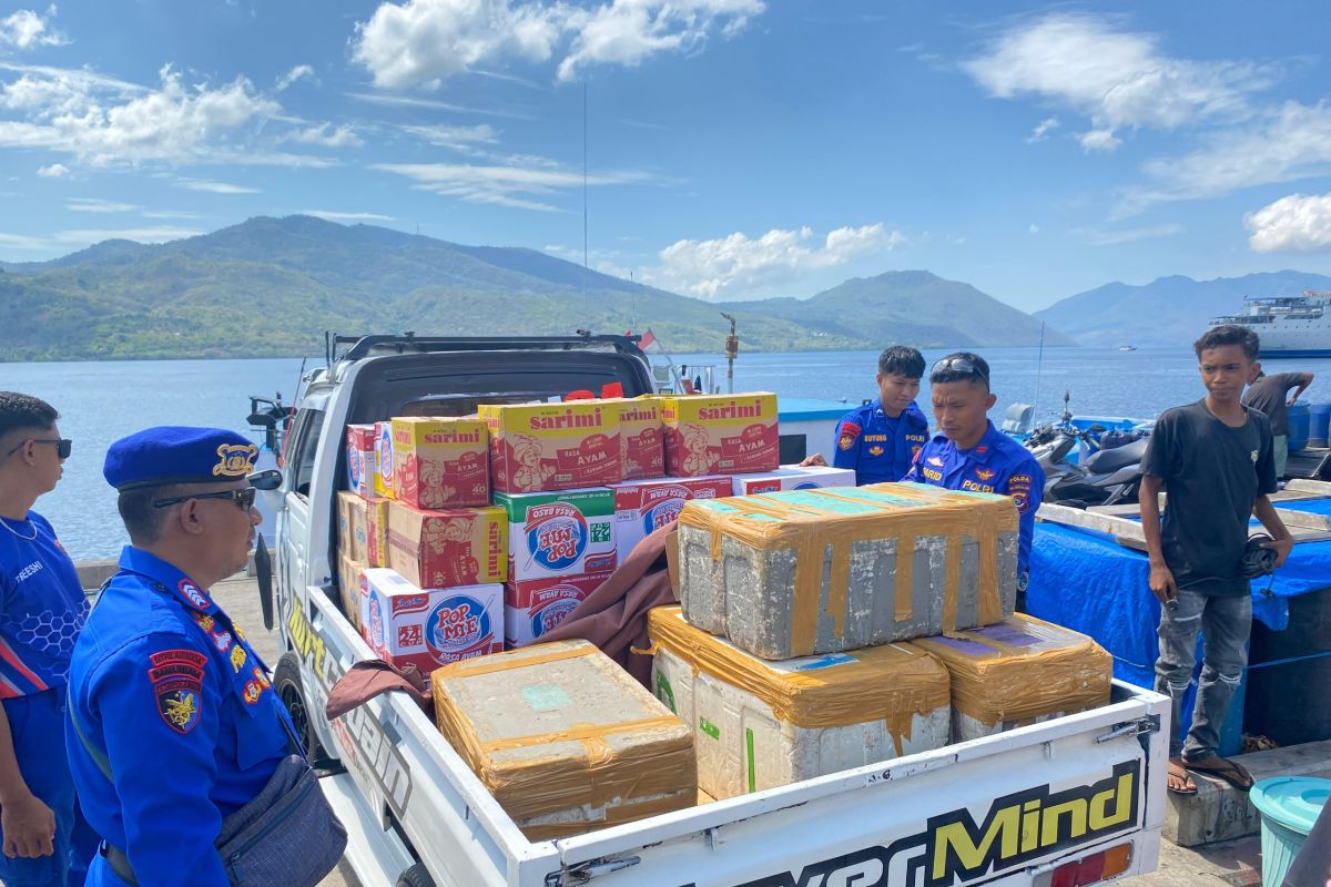 Polisi salurkan bantuan sembako untuk korban erupsi Gunung Lewotobi