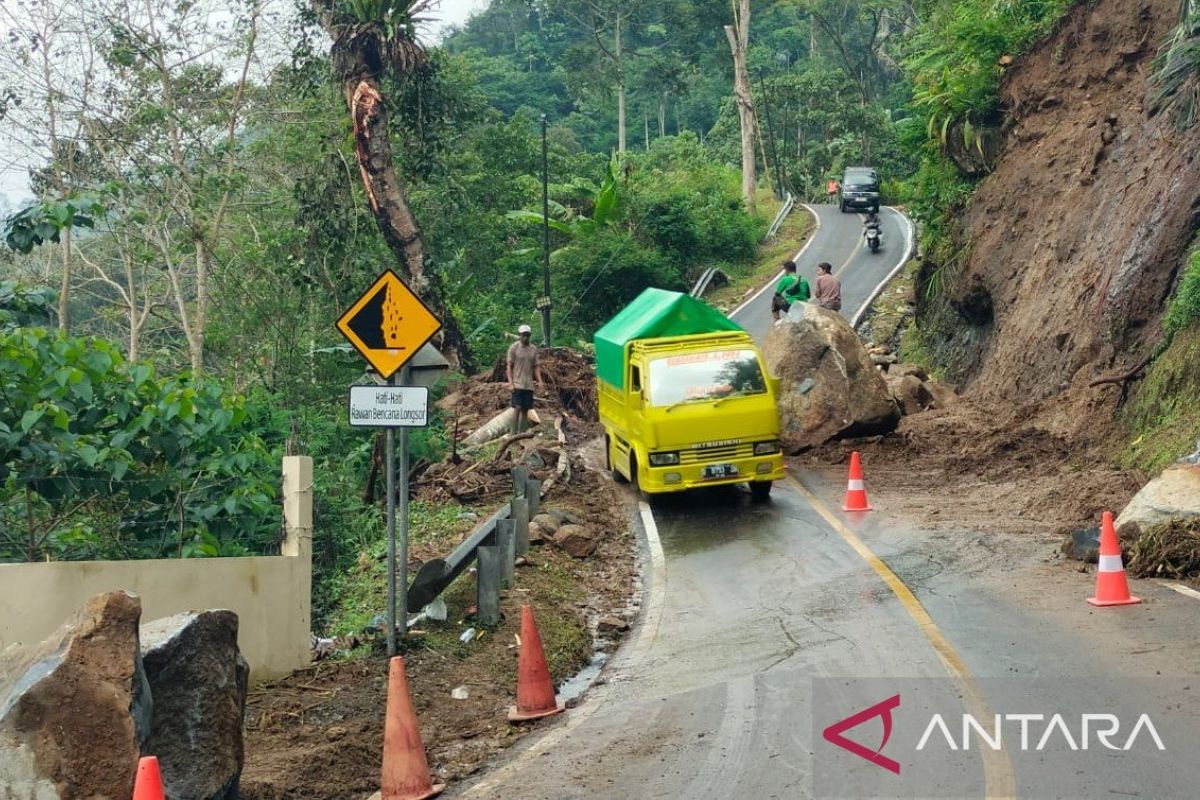 Kementerian PUPR buka kembali jalan nasional tertutup longsor