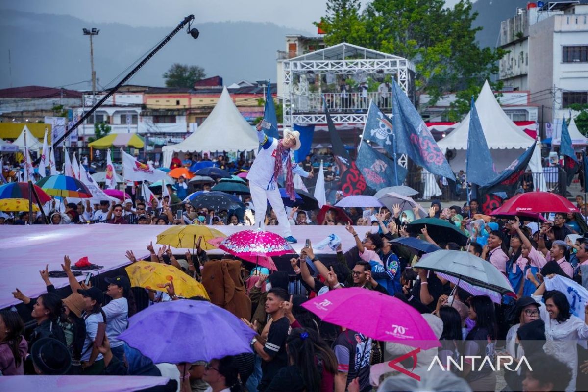 Bobby-Surya persembahkan hiburan rakyat bagi masyarakat Toba di Balige