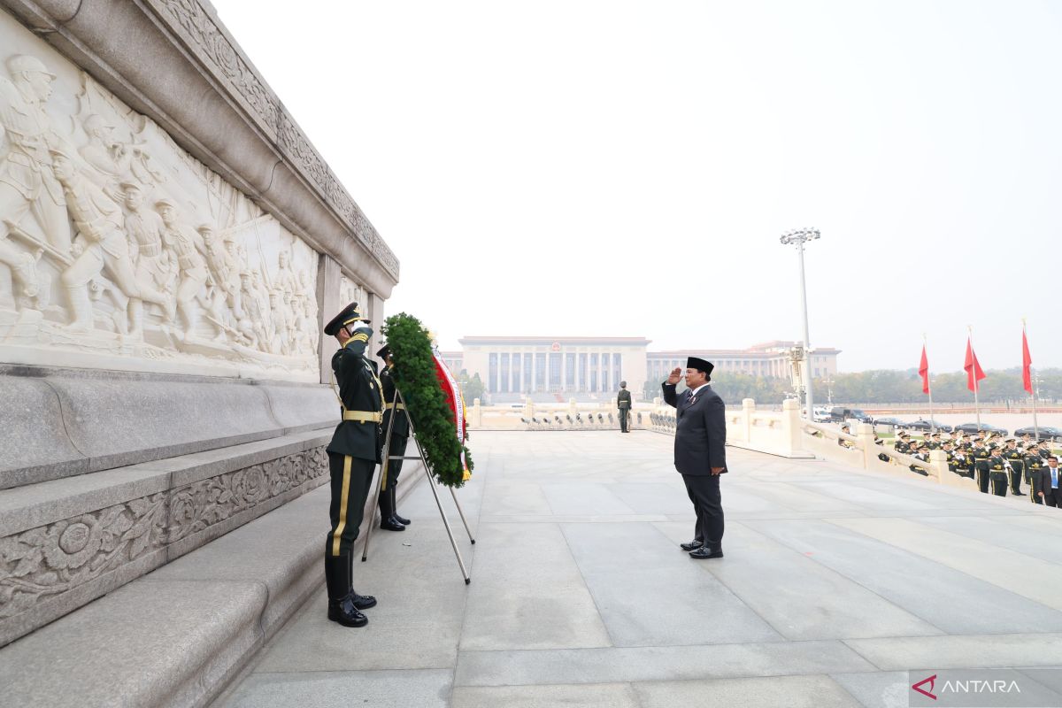 Presiden RI Prabowo lakukan peletakan bunga di Monumen Pahlawan Rakyat Beijing