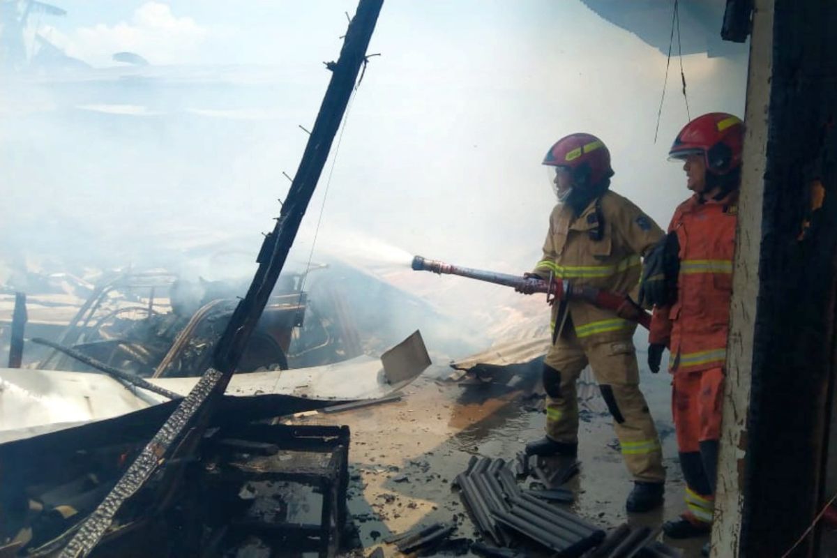 10 rumah semi permanen di Babatan Surabaya terbakar