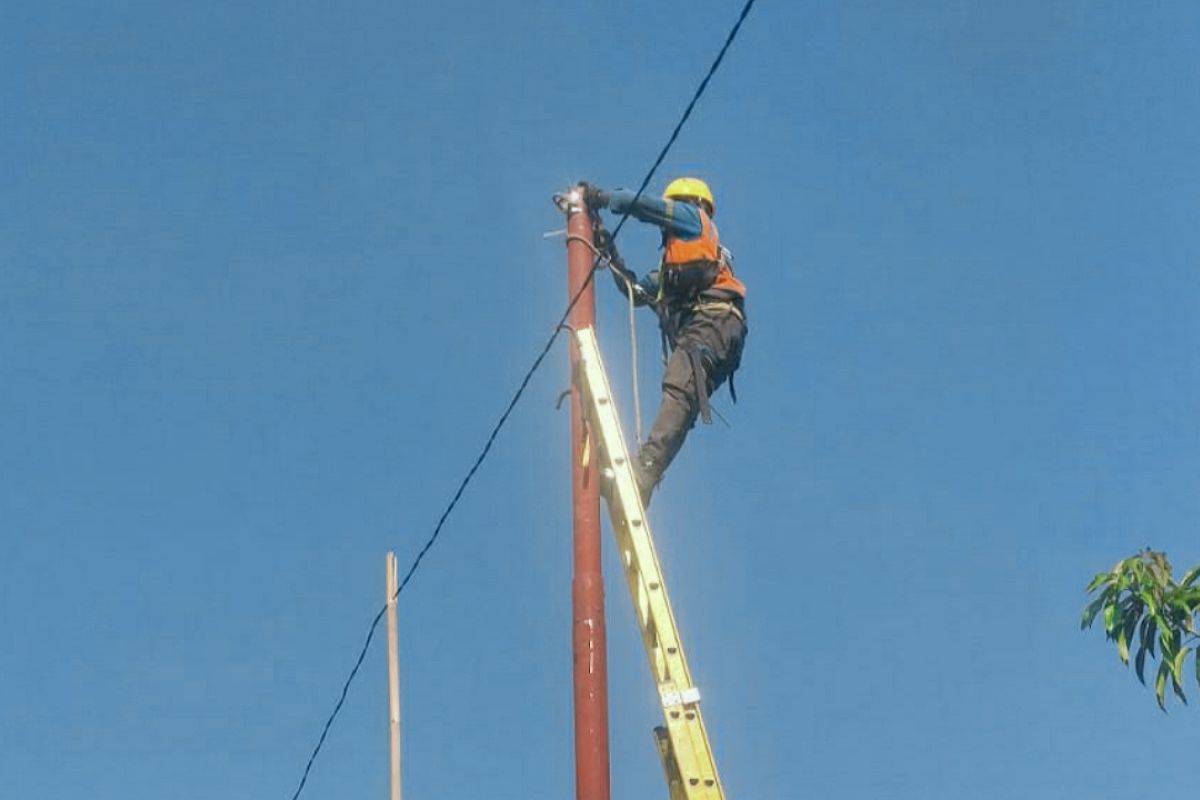 Seorang kepala desa di Karawang alami luka-luka akibat terjerat kabel listrik PLN menjuntai