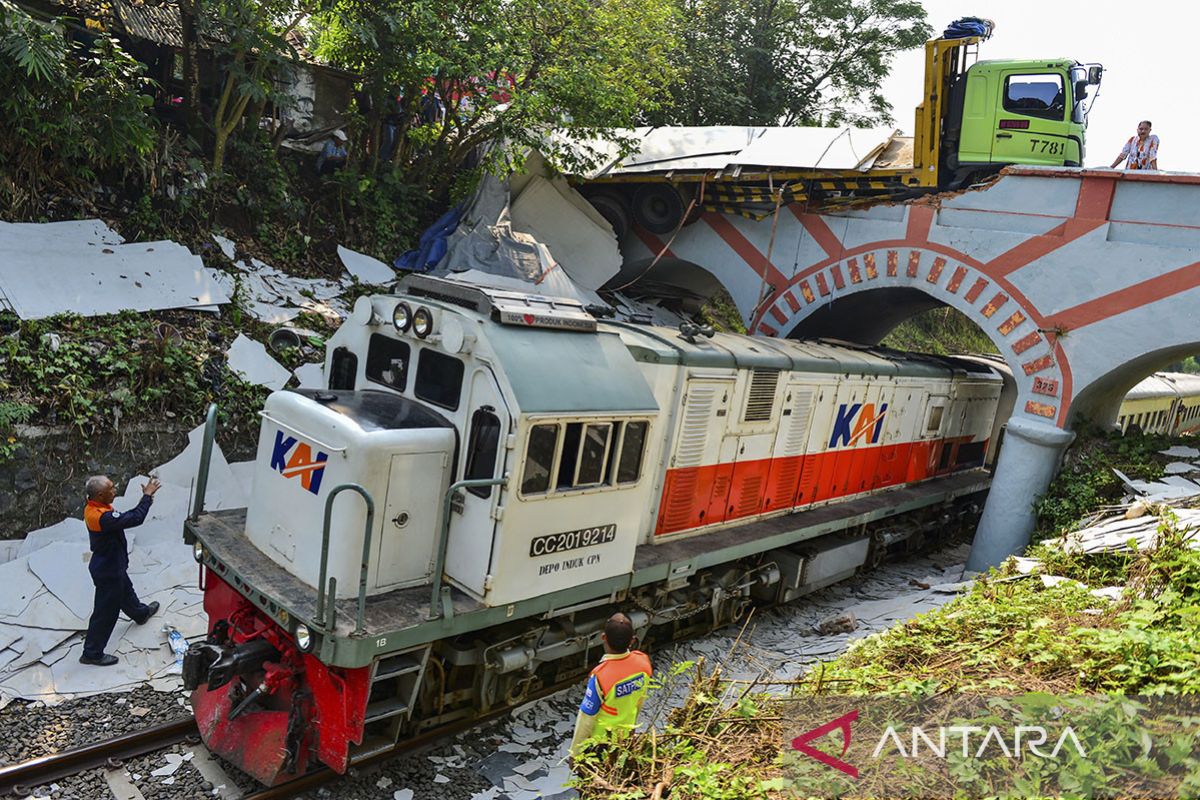 Kecelakaan truk hambat perjalanan kereta rute Rangkas-Merak