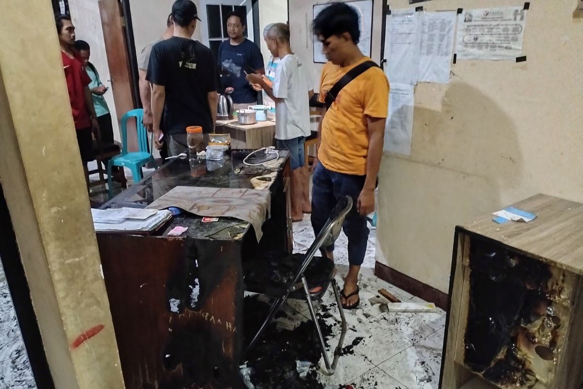 Kantor Panwascam Selong  Lombok Timur terbakar