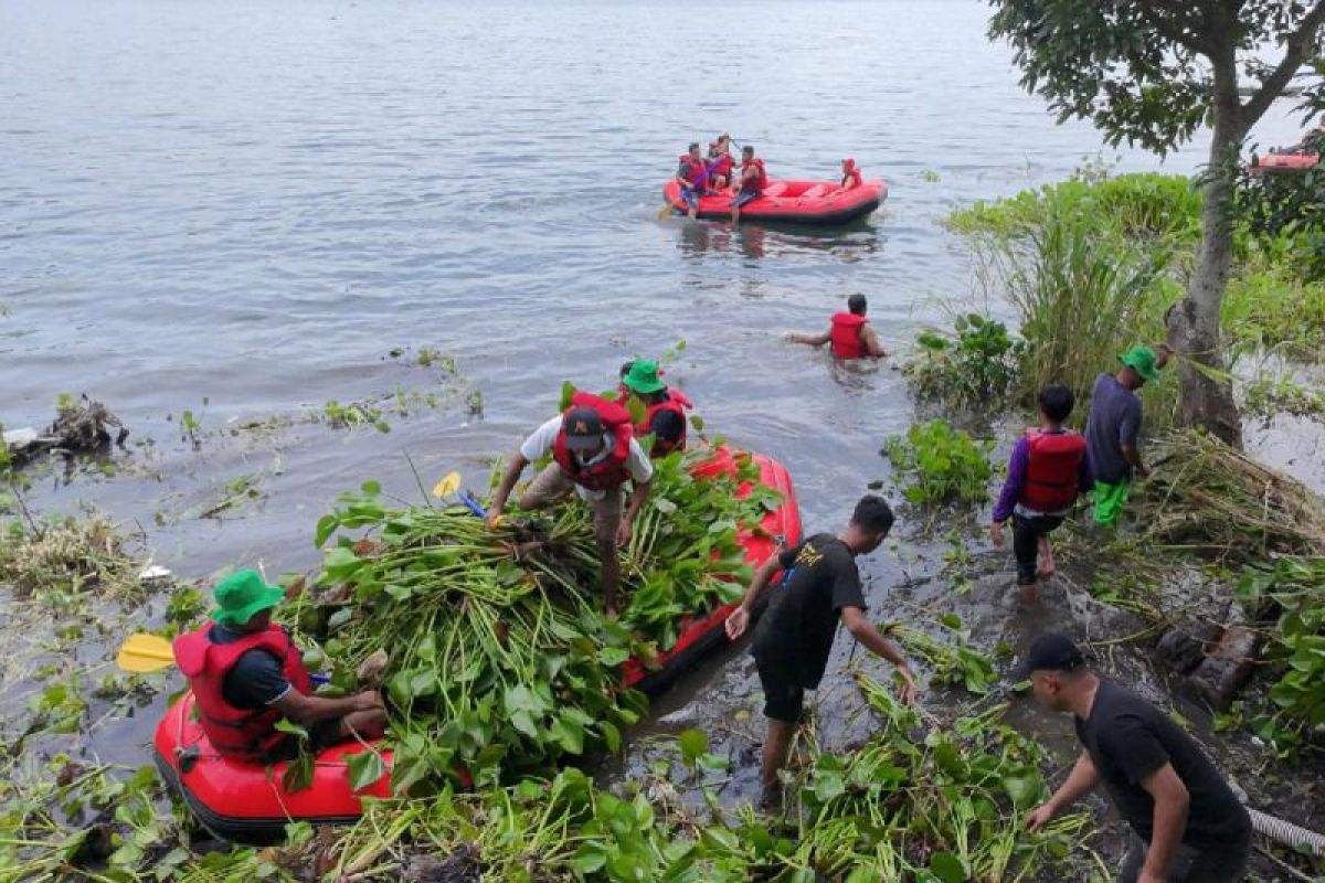 Pemab Karo lakukan pembersihan eceng gondok guna Aquabike Championship