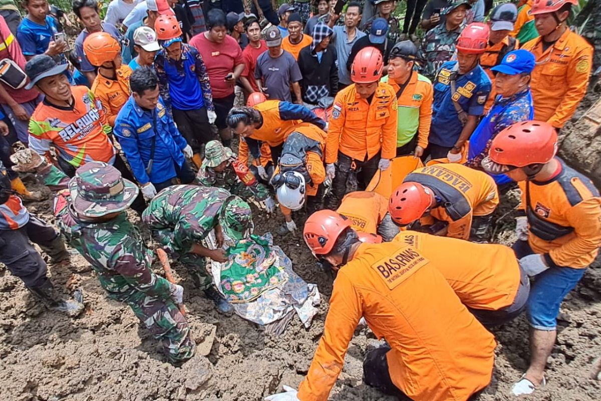 Tin.evakuasi temukan dua korban tanah longsor di Kebumen