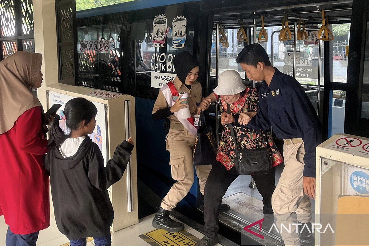 Peringati Hari Pahlawan, petugas Transjakarta tampil beda