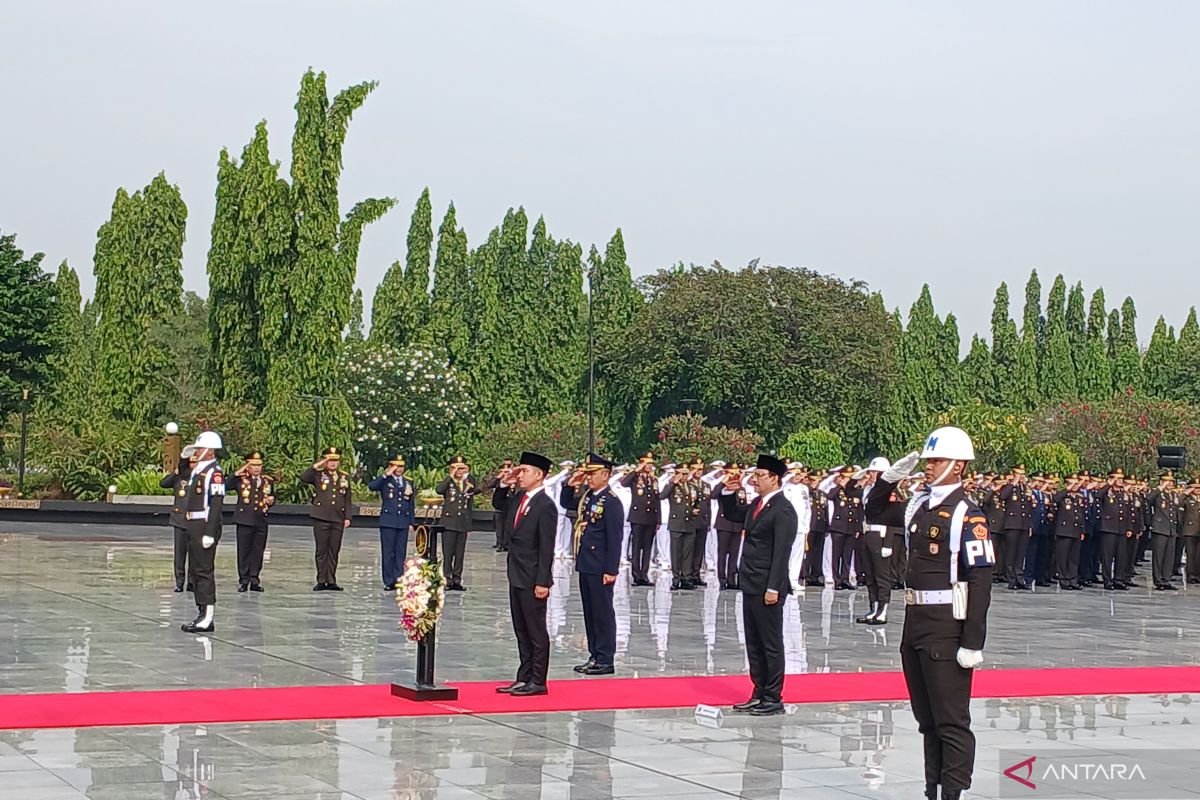 Gus Ipul peringati Hari Pahlawan bersama Wapres di TMP Kalibata