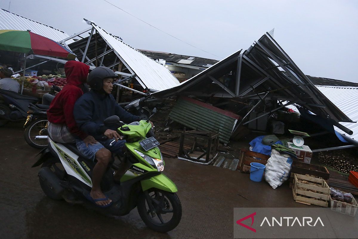 Atap baja ringan Pasar Ciputat rubuh