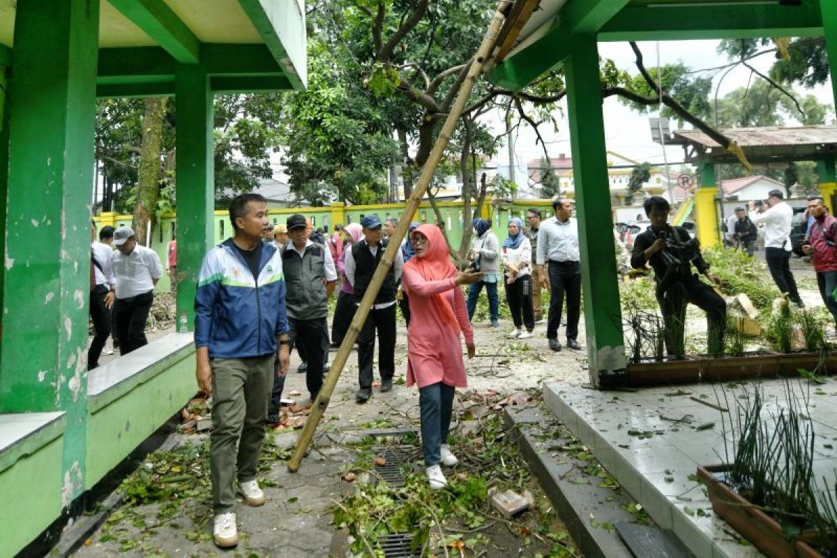 Perbaikan SD tertimpa pohon di Cimahi gunakan BTT