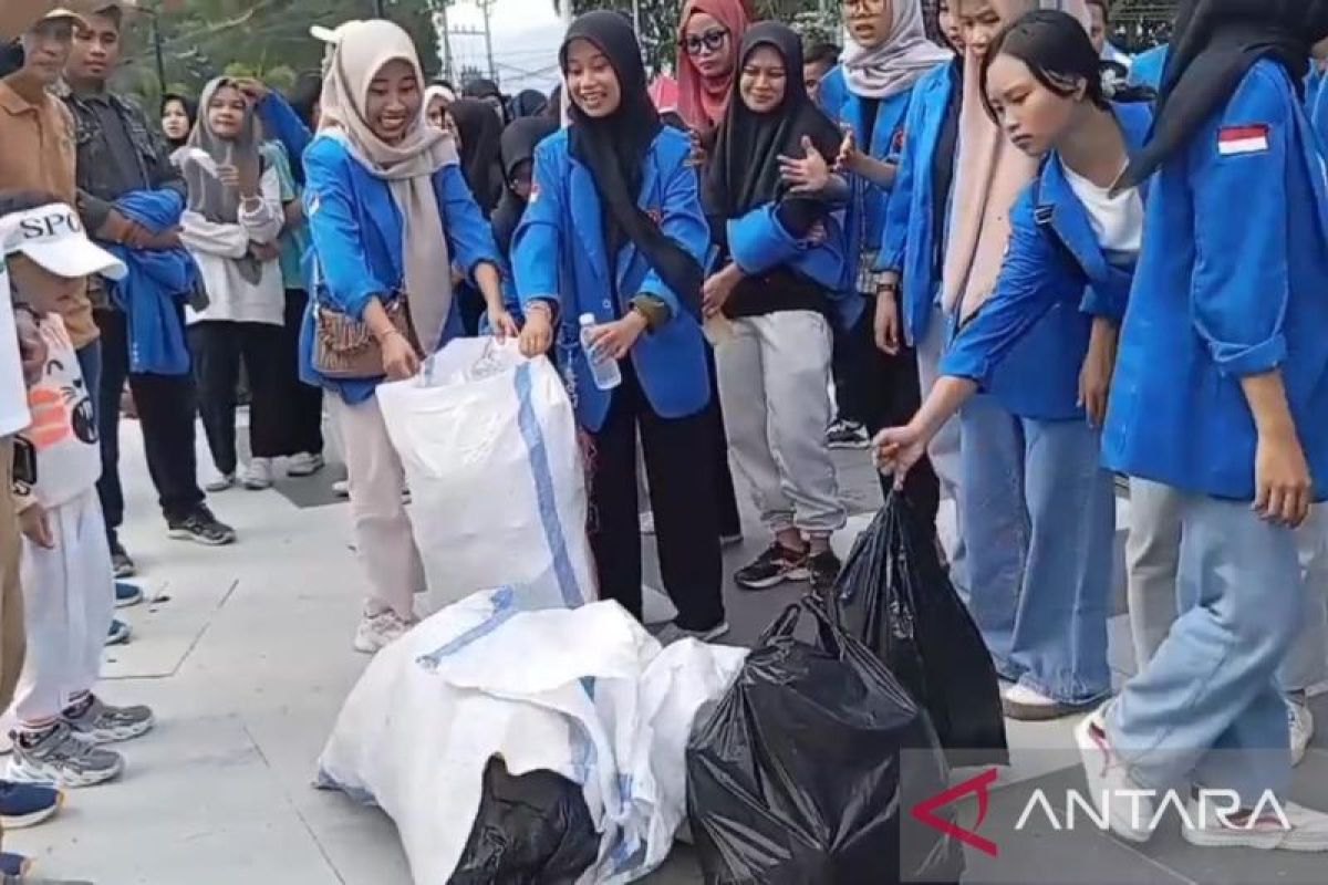 DLH Kota Palu dan Mahasiswa Untad pungut sampah di momentum Hari Pahlawan