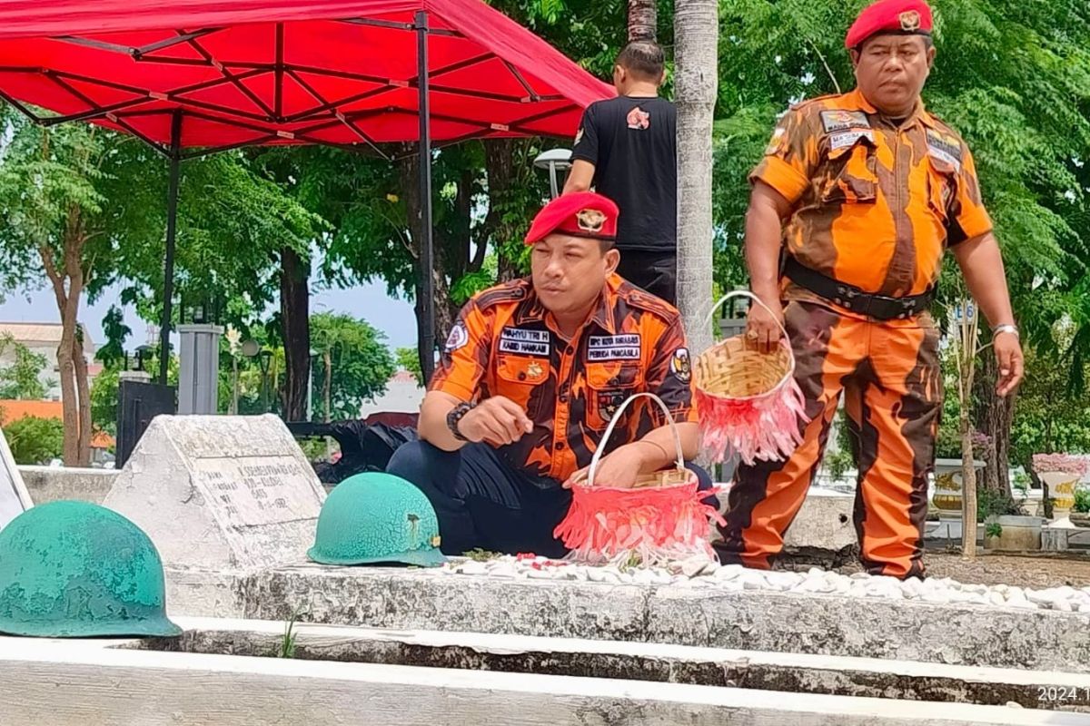 Komando Inti Mahatidana Surabaya selenggarakan tabur bunga di TMP 10 Nopember