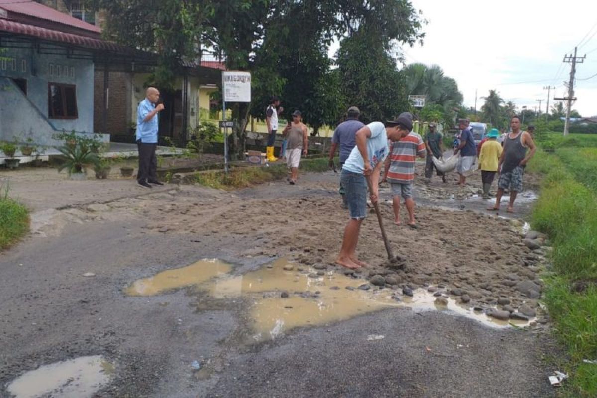 Akses transportasi rusak, ini yang dilakukan masyarakat dan tim 