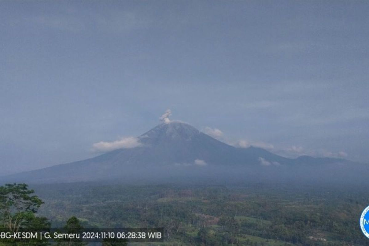 Gunung Semeru luncurkan awan panas serta getaran banjir