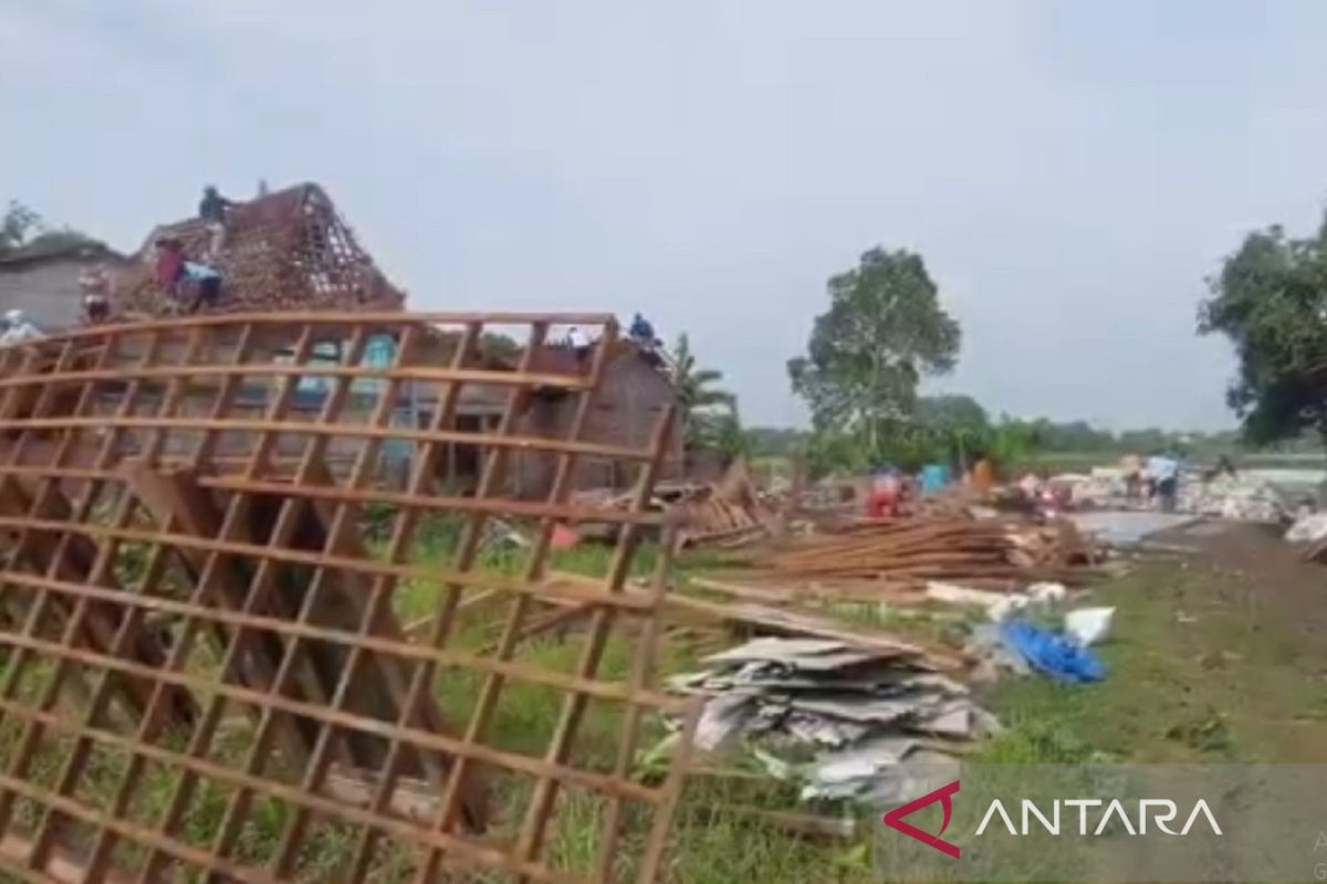 Kabupaten Demak Jateng dilanda bencana angin puting beliung