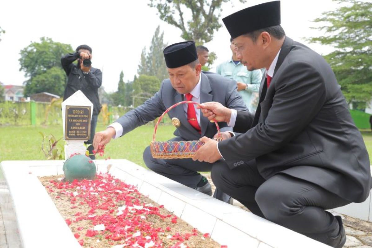 Forkopimda Babel ziarah di TMP Pawitralaya peringati Hari Pahlawan