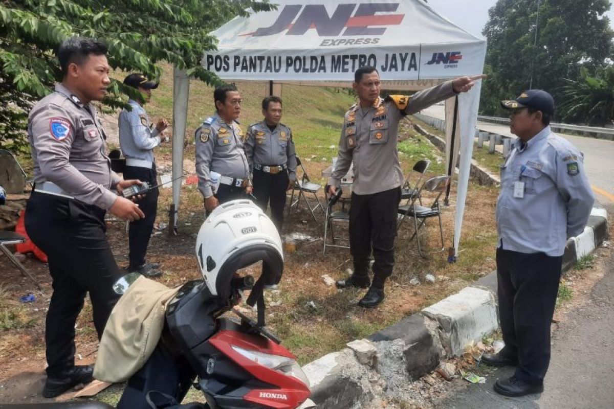 Petugas gabungan amankan sejumlah truk tanah langgar jam operasional