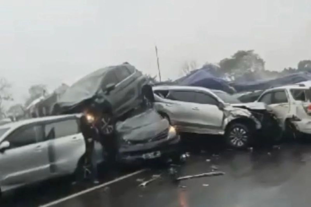 Tabrakan beruntun di Tol Cipularang diduga dipicu truk rem blong