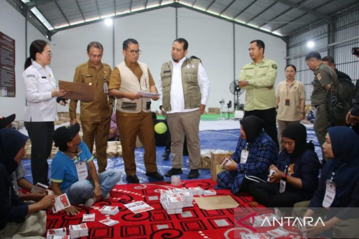 Pj Gubernur Kaltim tinjau logistik Pilkada di gudang KPU Balikpapan