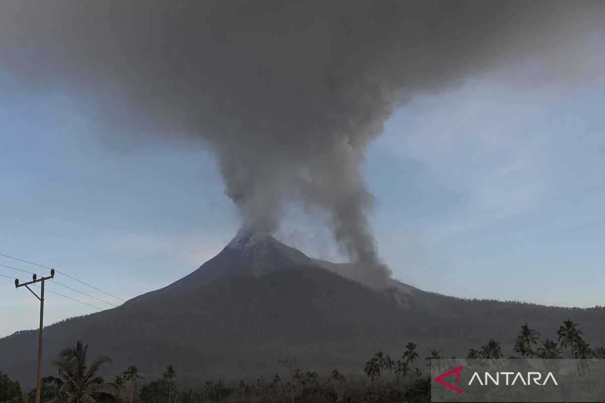Debu vulkanik Gunung Lewotobi Laki-laki sampai ke Pulau Lombok
