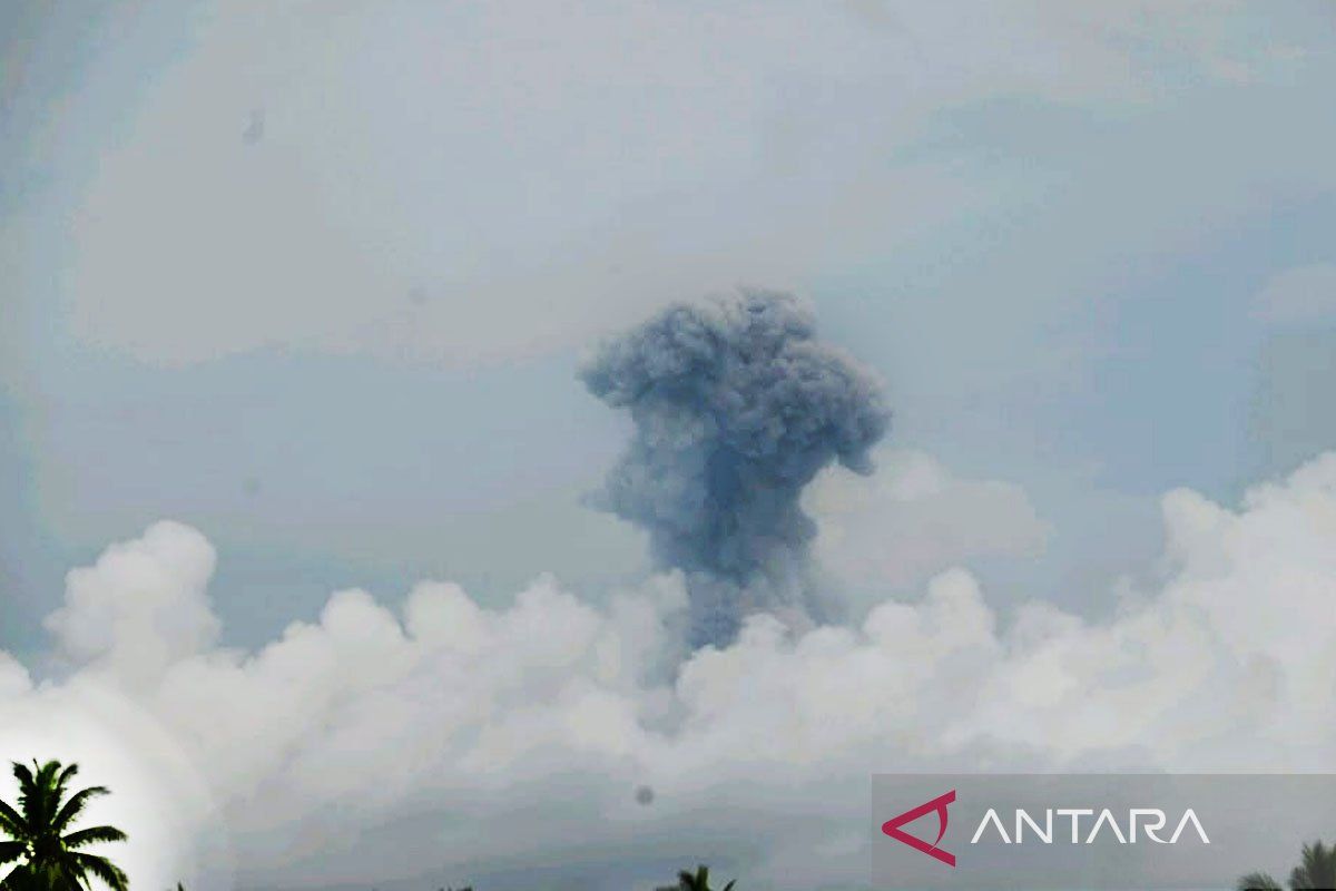 Gemuruh erupsi Gunung Ibu terdengar kuat hingga radius 8,9 km