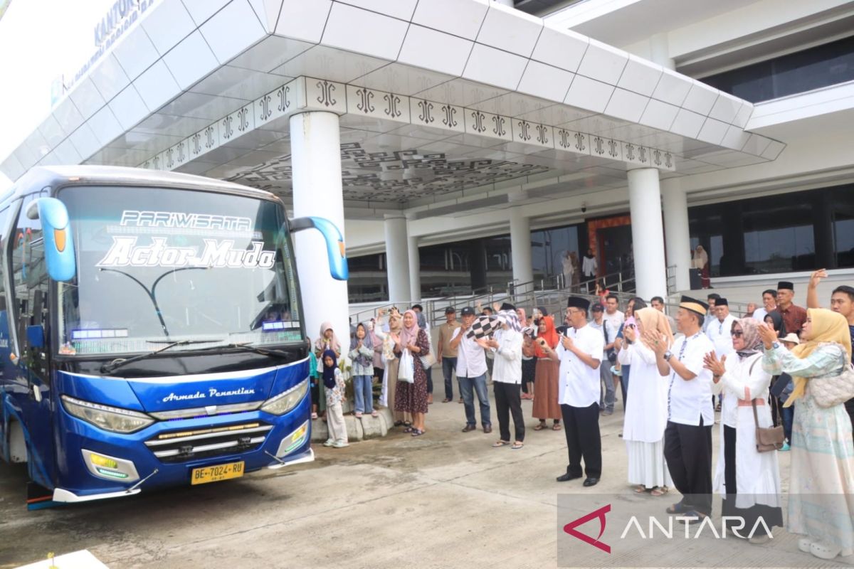 Pemkab Pesisir Barat lepas keberangkatan 15 calon jamaah umrah