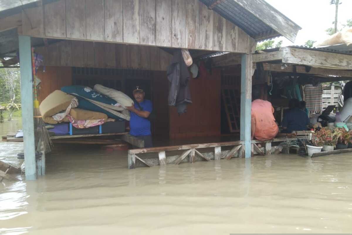 Pemkab Jayapura beri bahan makanan 22 keluarga terdampak banjir Distrik Yapsi