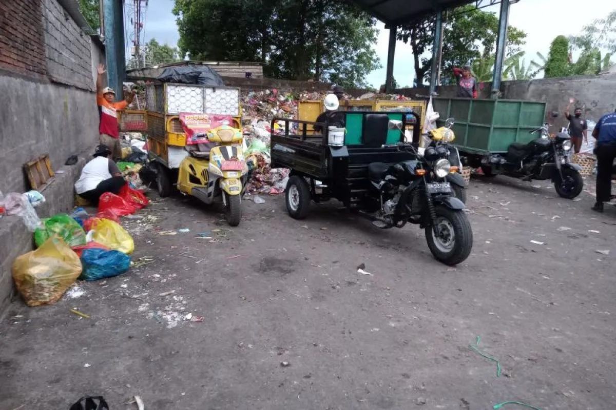 Volume sampah Mataram naik sampai 2 ton per hari pada musim hujan