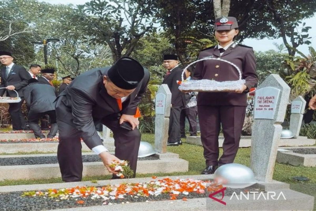 Menteri Nusron dan Wamen Ossy ikuti upacara Peringatan Hari Pahlawan