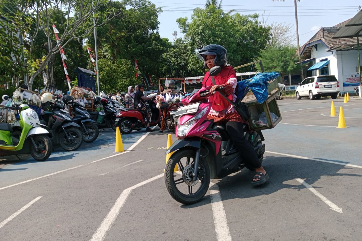 Polisi berikan SIM gratis bagi penjual sayur keliling di Lombok Tengah