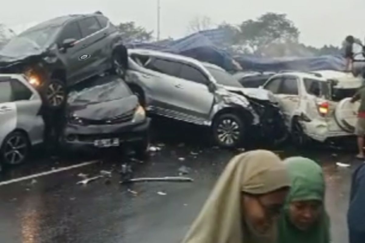 Satu orang tewas dan puluhan luka dalam kecelakaan di Tol Cipularang