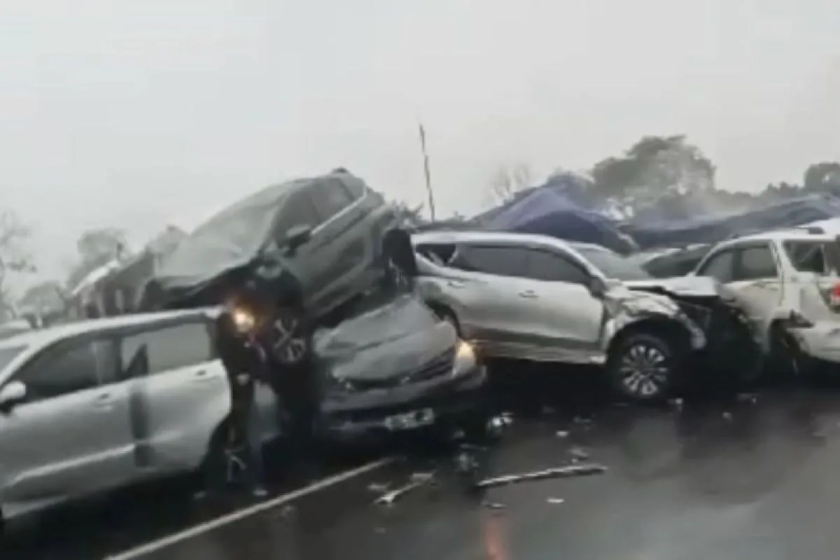 Kecelakaan beruntun di Tol Cipularang dipicu truk rem blong