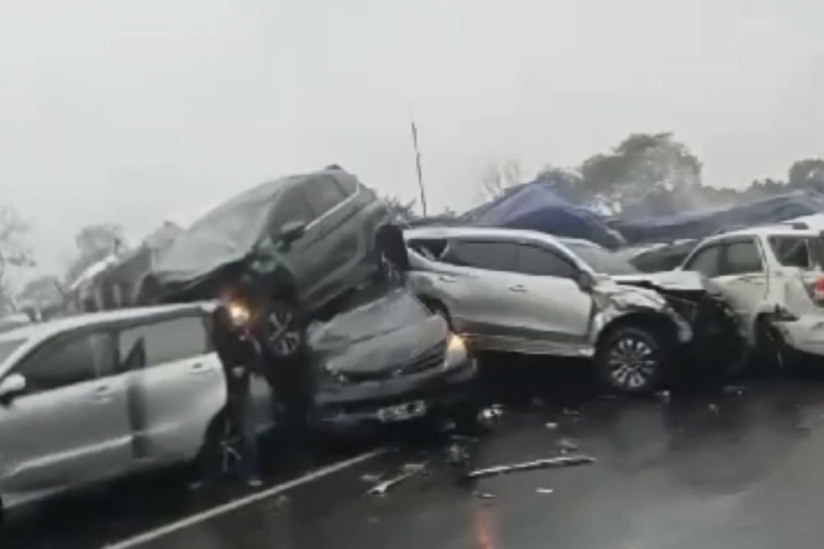 19 kendaraan terlibat kecelakaan di Tol Cipularang