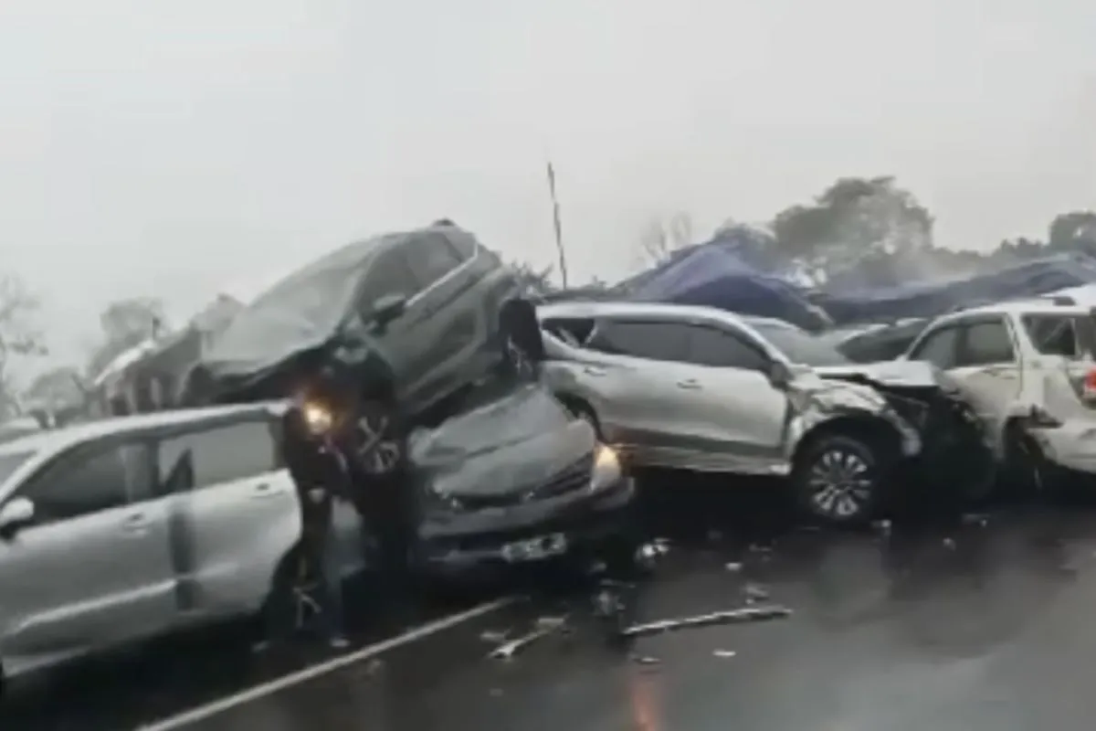 Sebanyak 19 kendaraan terlibat kecelakaan beruntun di Tol Cipularang