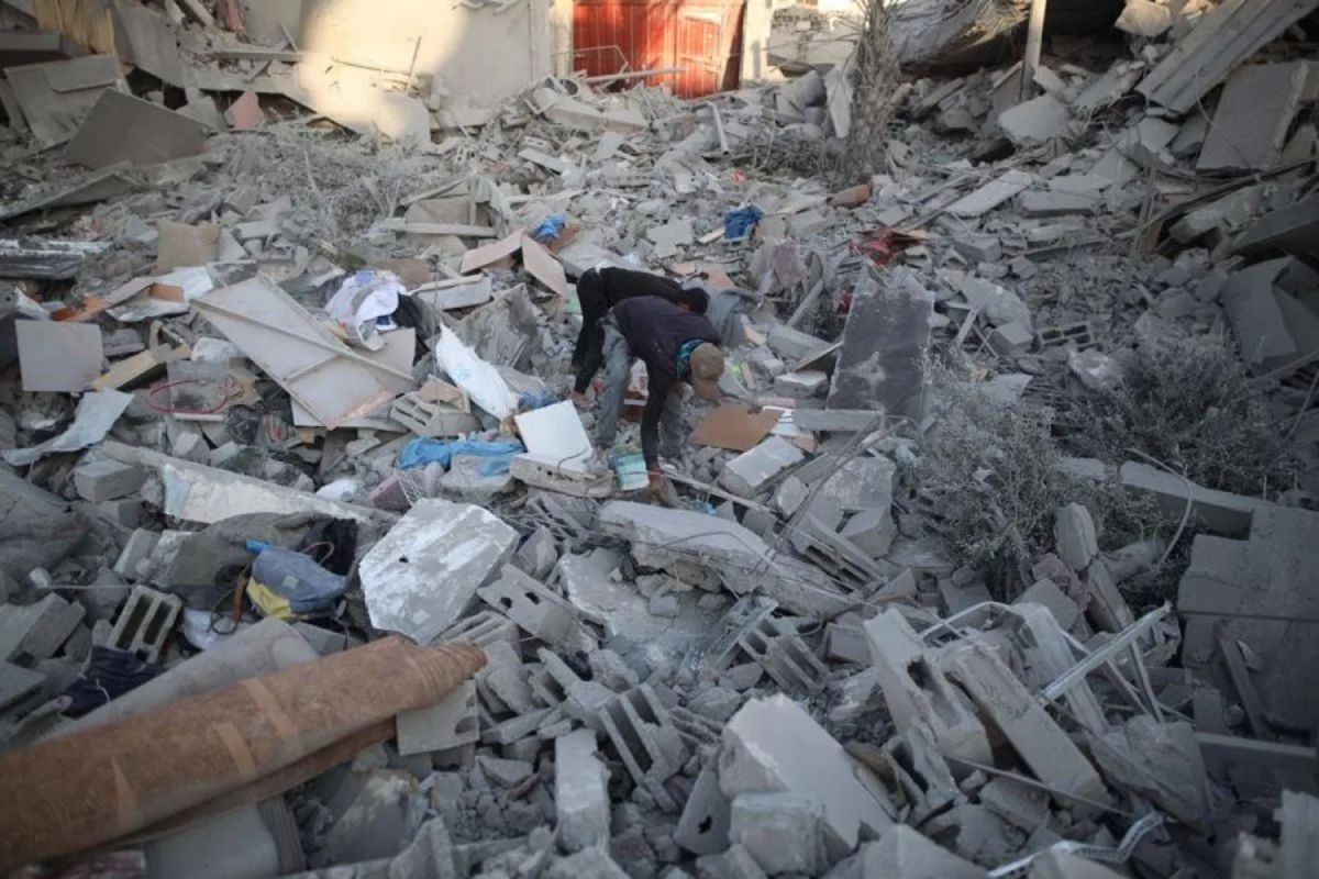 Israel serang Gaza, warga Palestina cari korban dengan tangan kosong