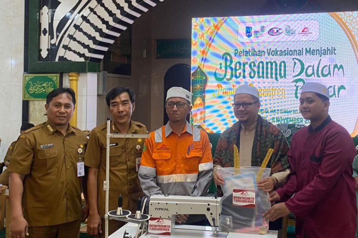 Antang Gunung Meratus wujudkan kolaborasi pelatihan menjahit bagi santri HSS