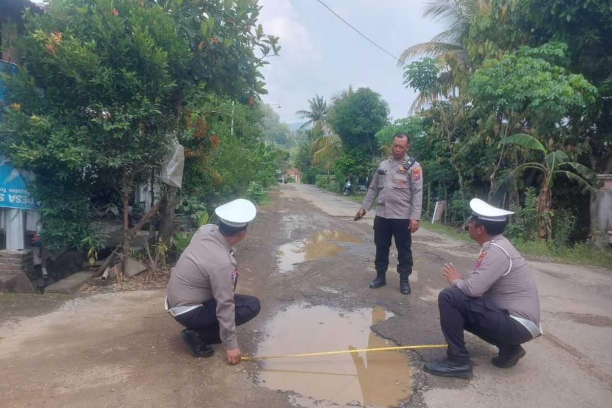 Polisi pasang tanda jalan rusak di jalur antarkecamatan Trenggalek