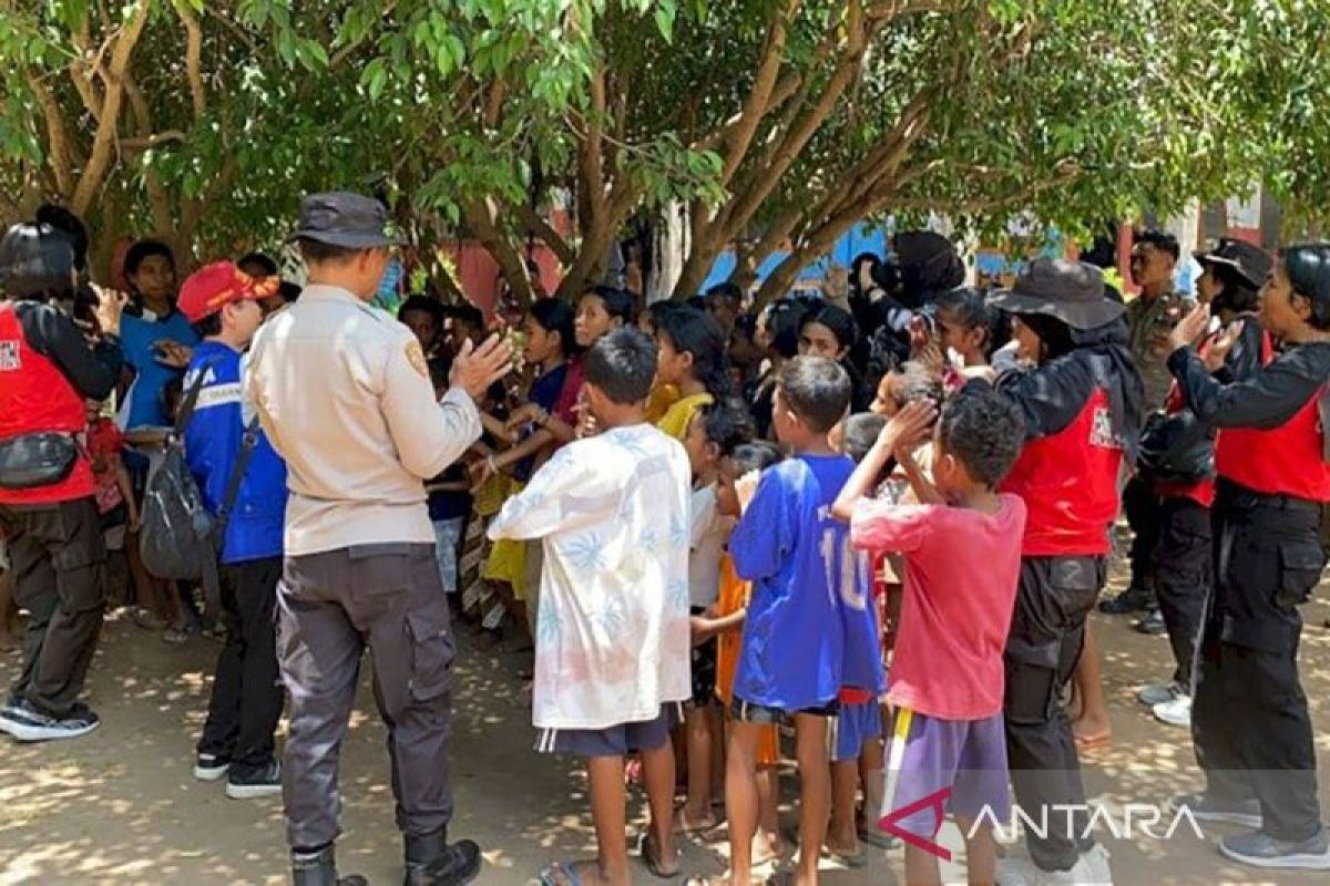 Pulihkan trauma, Polda NTT ajak anak terdampak erupsi Lewotobi bermain