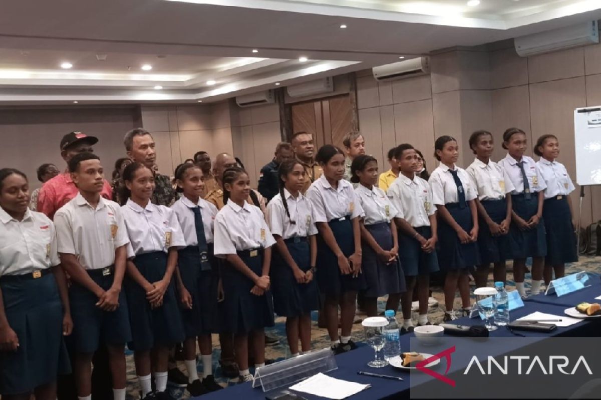 Balai Bahasa Papua melatih 15 siswa SMP menulis cerpen berbahasa Biak