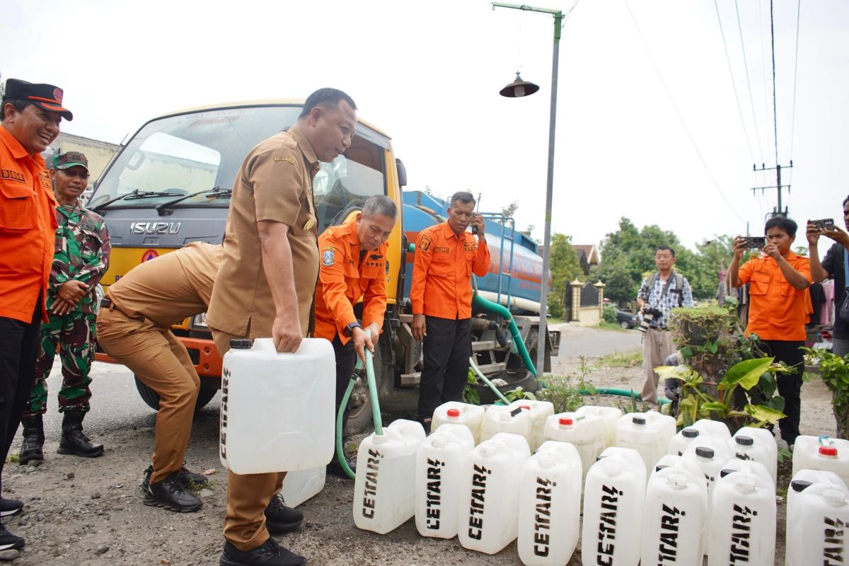 Pipa bocor, warga Desa Sepawon Kediri kekurangan air bersih